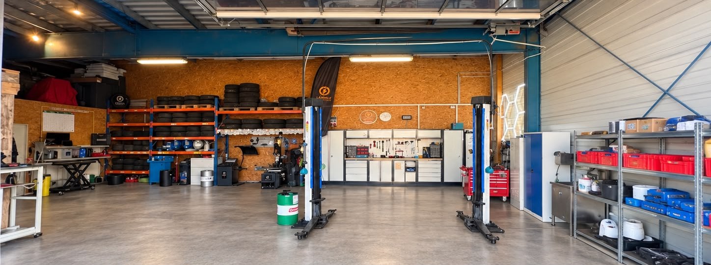 Werkstatthalle mit zwei Hebebühnen und Reifenlager