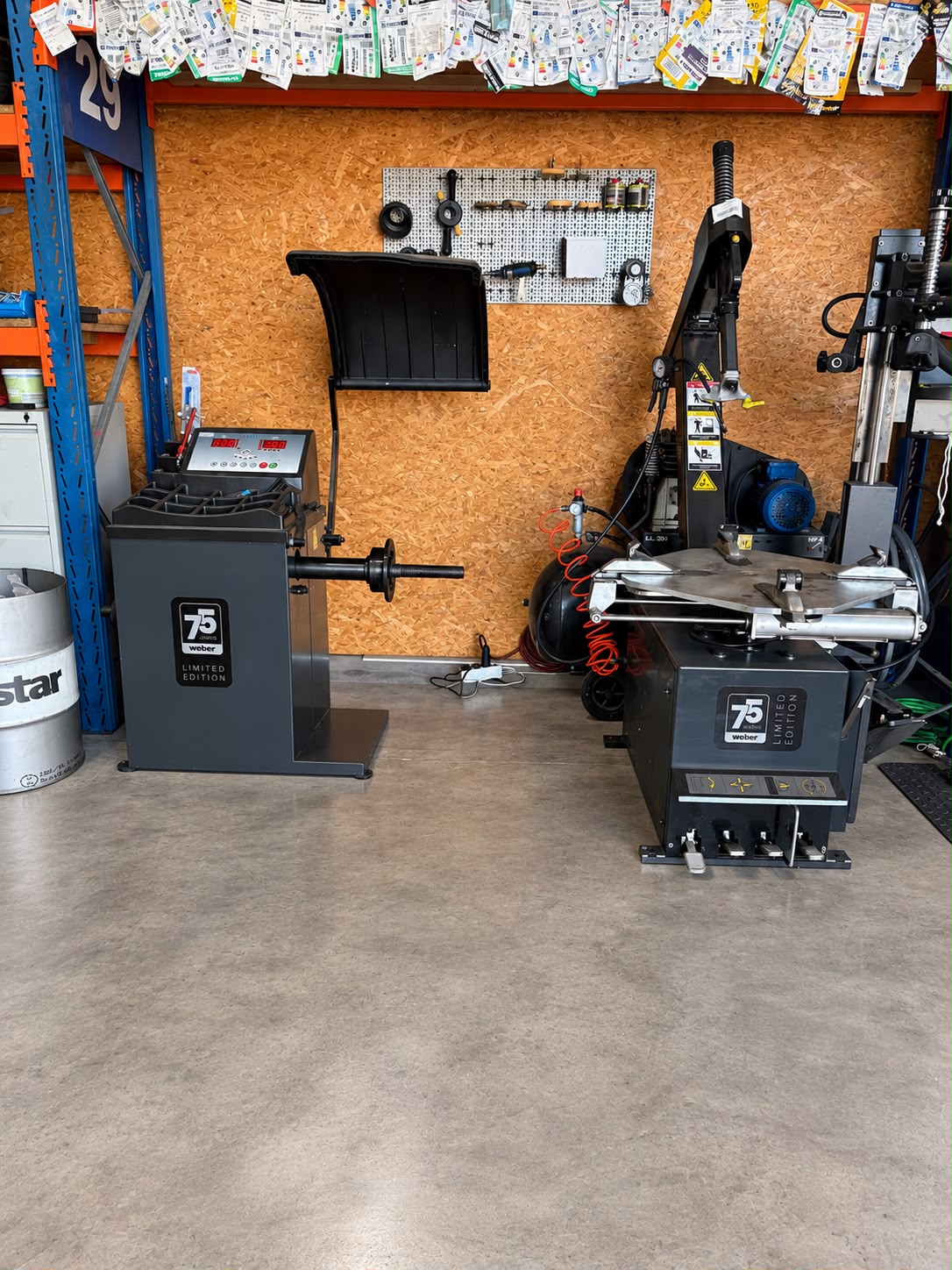Wuchtmaschine und Reifenmontiermaschine